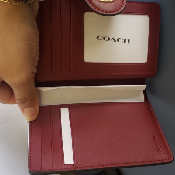 Medium Corner Zip Wallet In Signature Canvas - Picture 6 of 7